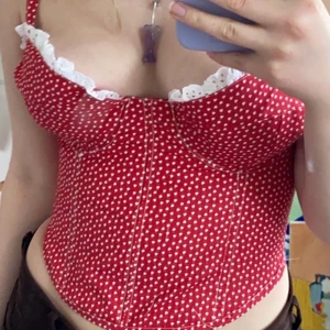 Korsett - OBS säljer inte just denna korsett, men jag syr likadana enligt vilka mått som helst! Har knytning i bak så går att reglera hur tight man vill ha! Kontakta mig så kör jag en tygbeställning och det tar en vecka innan jag kan skicka iväg korsetten! Finns i ljusblå, mörkblå, rosa, röd, gul, grå💕