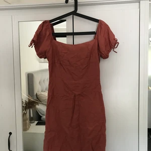 Rosa klänning.  - En superfin rosa klänning från Glamorous😍. (Är mer rosa i verkligheten är på bilden). Fyrkantig ringning framtill, knyten vid armarna samt dragkedja baktill. Bra skick, endast använd 1 gång. Ganska liten i storleken, jag är igentligen en 36 men fick gå upp till 38. Pris kan diskuteras. Köparen står för frakten. 