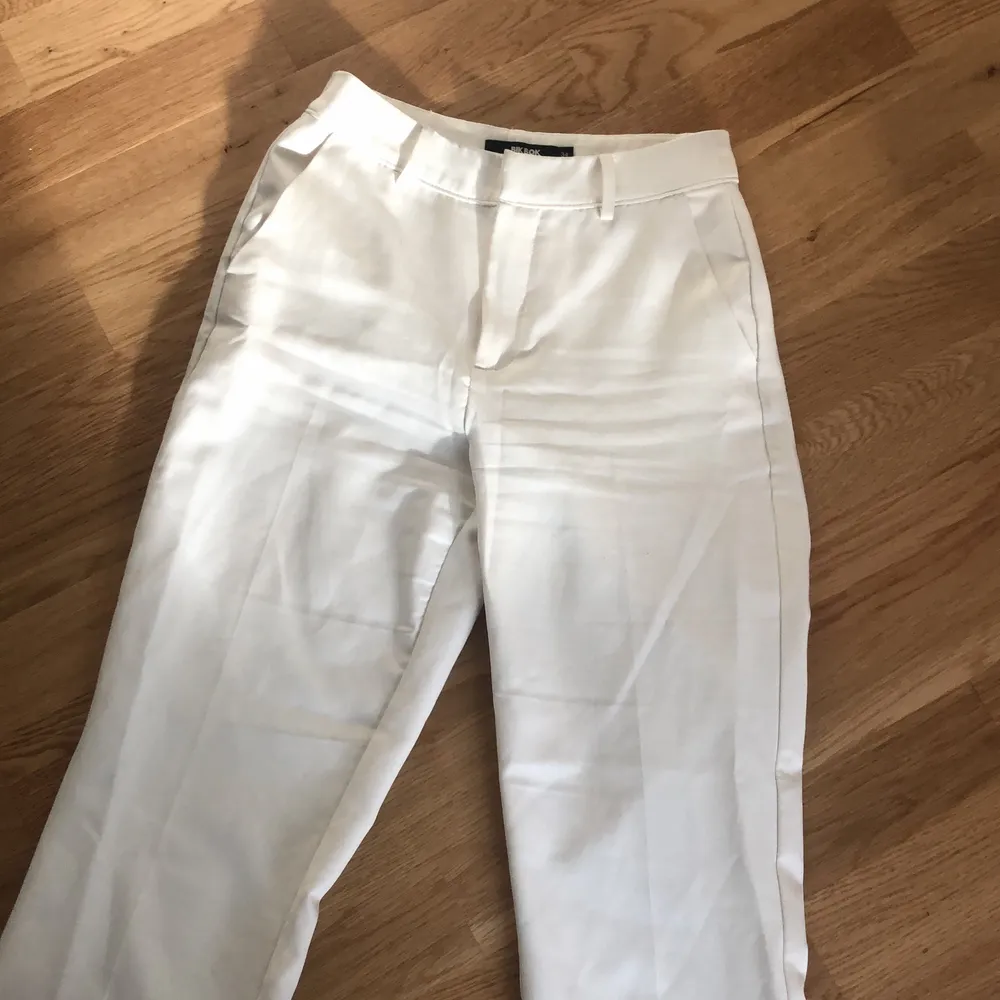 Jättefina vita kostymbyxor i storlek 34 från bikbok, nypris 500 där av anledningen att jag säljer för 200kr. köparen står för frakten . Jeans & Byxor.