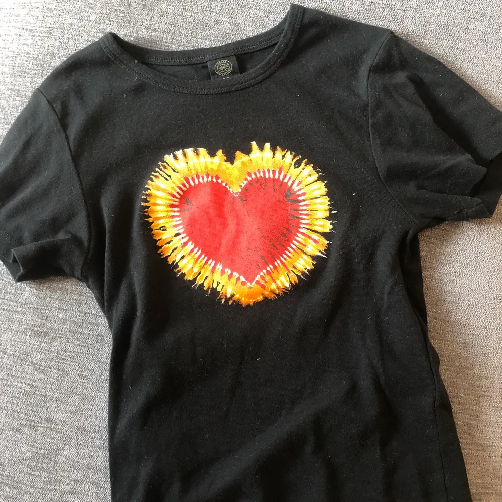 Baby t shirt köpt på Urban. Använd endast en gång.💕. T-shirts.