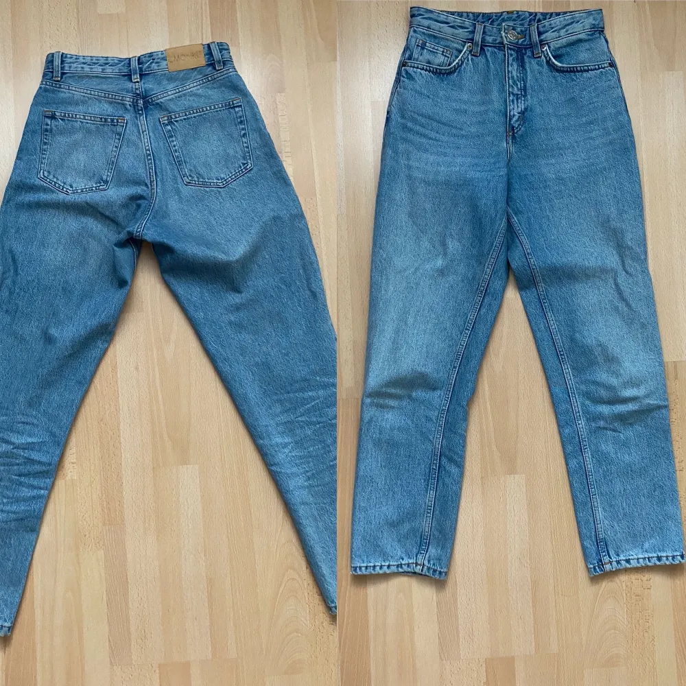 Jättefina blå jeans (TAIKI) från monki i storlek 25, jättebra skick! Bild 1 och bild 2 är fortfarande på samma jeans men i olika ljus men skulle säga att den sista bilden liknar jeansen i verkligheten mest. Jag köpte dem för 400kr😊. Jeans & Byxor.