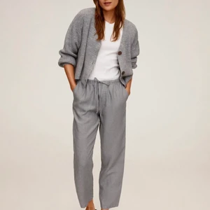 Linnebyxor från mango⚡️ - ⚡️helt slutsålda på Zalando och Mango⚡️                                  Köpte dessa riktigt snygga linnebyxor från Mango men de passade inte riktigt mig. Har aldrig använt dem, endast testat, ryckte dock tyvärr bort lappen i farten. Fler bilder kan fås vid intresse! Köparen står för frakt🥰