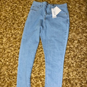 Skinny jeans stl 40! - Har aldrig använt byxorna! Bra skick ! Och prislappen sitter kvar ! Original priset : 200kr 