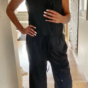 Cool byxdress, oanvänd. Storlek Large står det, men mer åt medium-size om den ska sitta snyggt.