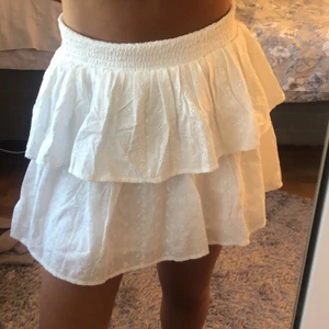 Vit kjol - Säljer en så söt kjol som var lite stor för mig! Storlek 170 vilket ja skulle säga motsvarar Xs/S. Har vikt ner midjeresåren på första bilden! Kan skicka fler bilder ❤️prislappen är kvar (nypris 200kr) köpt på kappahl