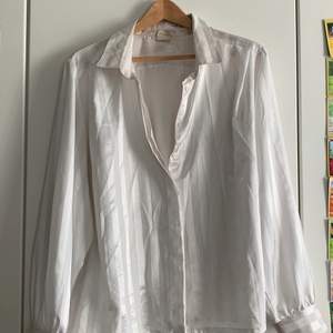 Skjortan säljs för att den helt enkelt inte används längre, den är vit men randig i ett siden aktigt material. Den är väldigt skön och luftig, helt enkelt väldigt bekväm att ha på sig. Det står inte storlek på den men kan gissa på att det är storlek M/L för det är typ det jag bär.