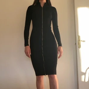 Zara klänning 🖤 - Zara klänning med dragkedja och slits vid ärmarna. Stl S! Köparen står för frakten 