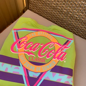 Unik sweatshirt ✨💚 - Unik sweatshirt ifrån bershka! Storlek S💚🌸 köparen står för frakten! Har rensat bland mina sommarkläder så kolla gärna in min profil för mer härliga kläder till salu🌈