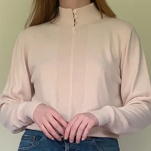 Rosa Gullig Tröja - Säljer denna supersöta rosa tröja med knäppning i halsen! Storleken är i small💕