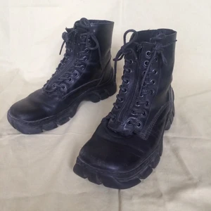 Coola skinnboots - Säljer mina favoritboots i skinn:) det står att de är i storlek 38 men tycker de passar en 39-40.