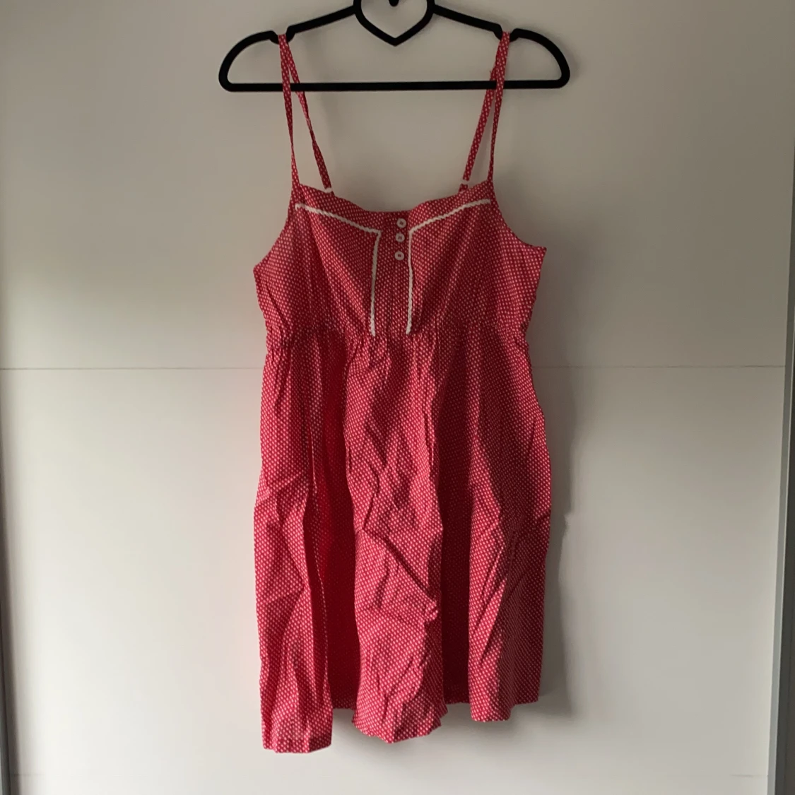 Röd, prickig sommarklänning