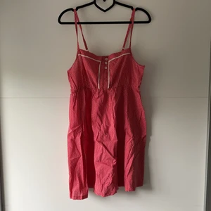 Röd, prickig sommarklänning - Röd klänning med vita prickar. Tyget är lite tunnare vilket gör den perfekt för sommaren! Kan mötas upp i Göteborg/Nyköping alternativt skicka om kund står för frakt 🌼
