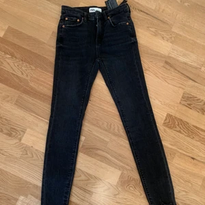 Jeans köpta från Zara - Jeans med slitningar nertill från zara i storlek 34. Använda någon enstaka gång om ens det. Medelhöga.