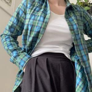 Grönrutig flanellskjorta  - 100% bomull. Liten i storleken! Står L men skulle nog säga s/m 