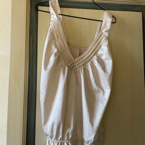 beige/guldigt linne  - glansigt lyxigt linne i jättefint skick!!