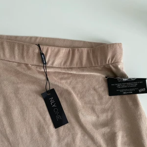 Oanvänd kjol - Oanvänd kjol från Nelly i strl M, super skönt material. 