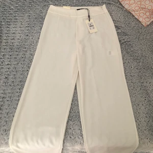 Vita kostymbyxor - Säljer mina oanvämda vita kostymbyxor från BikBok. Dem har en zip på sidan. Storlek 38. 