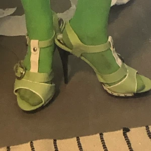 Vintage klackar storlek 39 - Jättesnygga mintgröna klackskor, säljer tyvärr för att de är för stor storlek