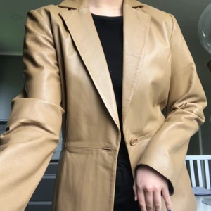 Kavaj - Svin ball kavaj köpt på second hand 🤎aldrig använt den då jag har många lika, superfint skick och sitter snyggt på mig som är 170cm lång!