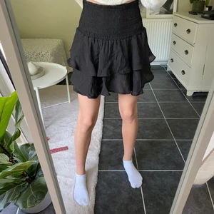 Storlek xs - Svart volangkjol från shein. Aldrig använd💓frakten kostar 50kr