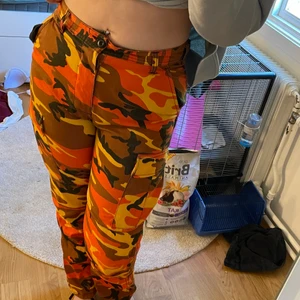 Cargo Camo byxor från junkyard✨ - Osäker på storleken men dem passar mig som L, Men passar mindre storlekar då det finns justerbara band i midjan och vid benen⚡️ Köpte för 500kr och säljer för bästa budet då dom är använda men inga märken eller trasig på något ställe🎵