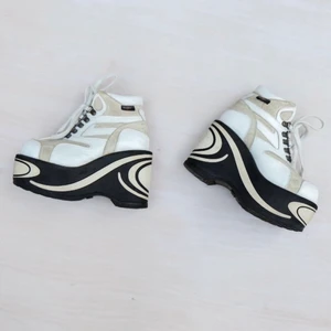 Vintage Destroy platform shoes 90s goes 70s - Vintage 90s goes 70s platåskor med snörning, ovanliga, unika!  Märke: Destroy  Storlek: EU 36  Mått: klackhöjd 10cm (mitt bak) platå 5cm (fram)  Material: äkta skinn   Skick: I ett fint Vintage-skick! Små märken finns, se bilder. 