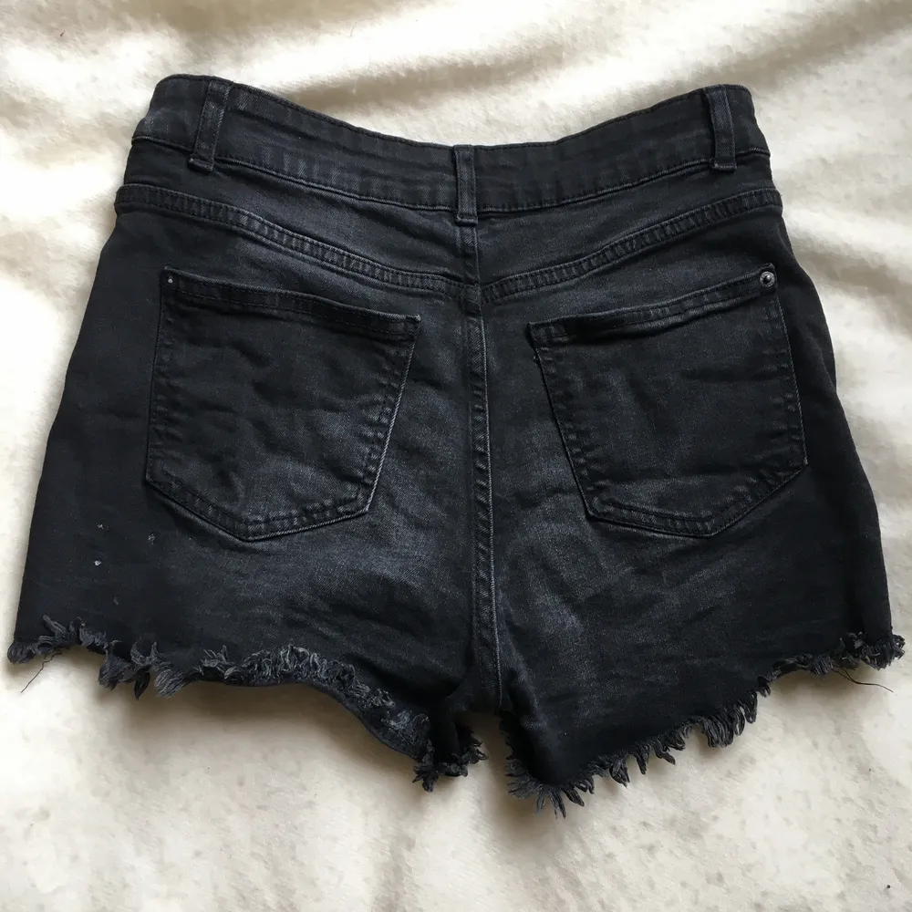 Svarta denimshorts från FBSister storlek S. Hög midja men korta. Snygga på! Dragkedja fram. 5 fickor, gott skick, dock tre små vita prickar längst ned på ena sidan bak. Fransiga i benslut.. Shorts.