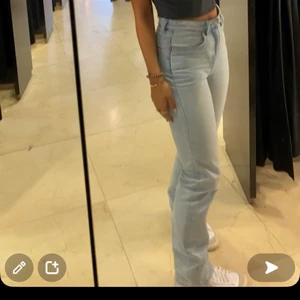 Jeans från weekday - Ljusblåa raka Jens från weekday