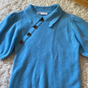 jättefin topp, som ny - En jättefin topp till sommaren med ett par kosymbyxor eller en kjol. Storlek: M men passar även S. Fina detaljer. Endast använd 1 gång.