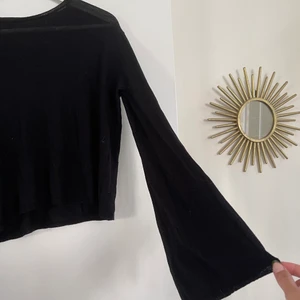 Tröja  - Tröja med utsvängda armar i luftigt material.