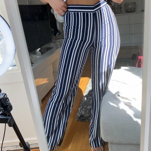 sommar byxor  - sköna och tunna byxor, perfekt till varma dagar. använd 2-3 gånger. stretch band på baksidan vid midjan o dragkedja på sidan, så de sitter snyggt 👌🏽 kan fraktas 