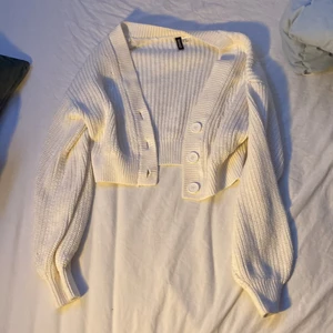 Vit kofta - Den är väldigt fin men Koftan kommer aldrig till användning och jag har skaffat lite annan stil på kläder inte använd så ofta Max 5 gånger är den använd och köpt för runt  150-250. Storlek XS och passar jätte bra. 