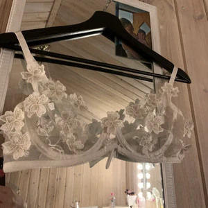 underklädesset  - två set med 3d blommor på, finns matchande trosor som man kan få till 80kr st eller bägge set för 150kr💓