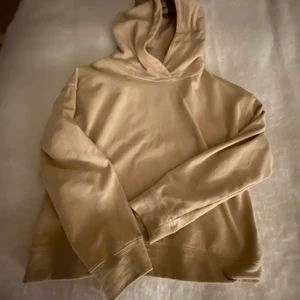 Beige hoodie - En helt vanlig beige hoodie, säljer pågrund utav att jag inte använder den och den är använd ett fåtal gånger så den är som ny