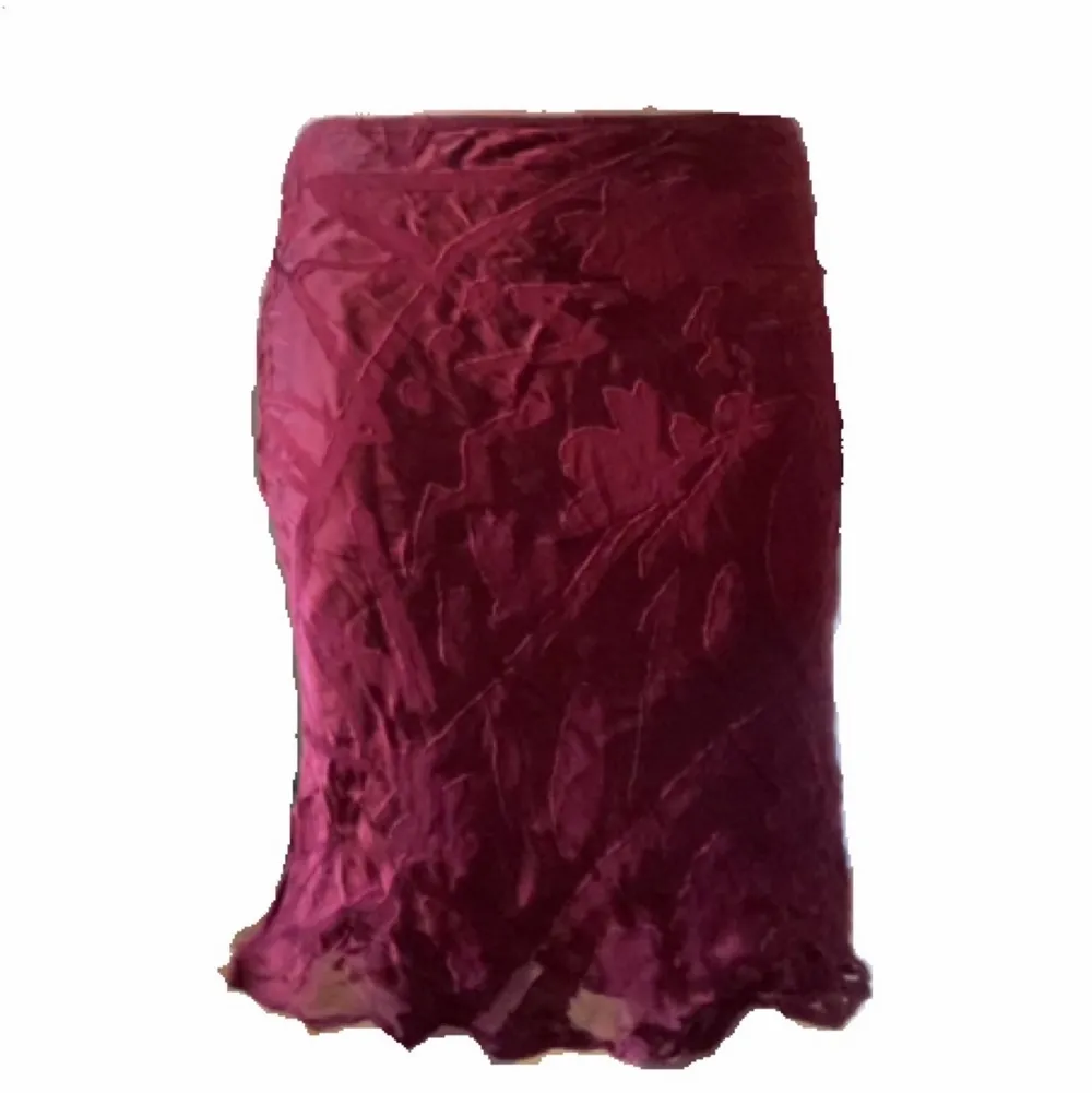 Vinröd kjol (typ satin material?) med tryck som ska likna blommor?  jag köpte kjolen på Humana i somras men den blev aldrig till användning:-( Frakt 37❣️☺️. Kjolar.