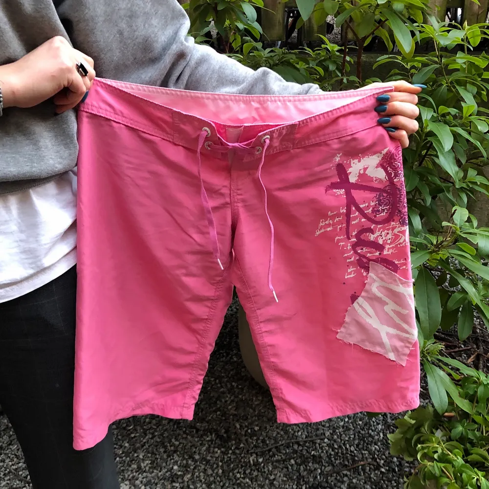 Snygga rosa shorts, sååå fina till sommaren❤️❤️ knytning i midjan och ficka där bak!. Shorts.