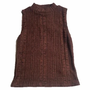 Brunt linne  - Rostig/brun färgat linne (ribbat). Köptes för länge sen men använder aldrig:-( frakt 45☺️