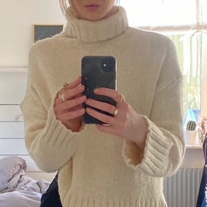 Stickad polotröja  - Ljus beige stickad polotröja med slits i sidan, från H&M - Säljer pga: kommer inte till användning - Aldrig använd 