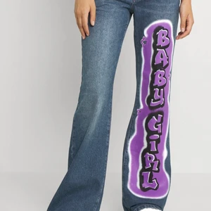 Baby girl lowrise jeans - Super snygga jaded london low rise babygirl print bootcut jeans köpta från zalando nypris 729 kr. Dom har ett hål på varje ben på baksidan vid fötterna när min vän som är lite kortare använde dom men de är inget som syns o annars är dom nyskick. Dom är bra längd för mig som är 169 cm lång men man kan ju alltid vika upp dom. Skriv om ni har några frågor eller om ni vill ha bild på defekterna💋