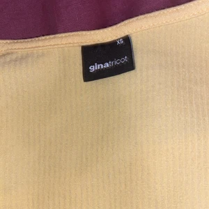 Gul tröja!! - Gul tröja!! Änvänd en gång:) köptes 5 juli 2021 från ginatricot 