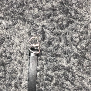 Svart skärp  - Svart skärp med hjärtan 