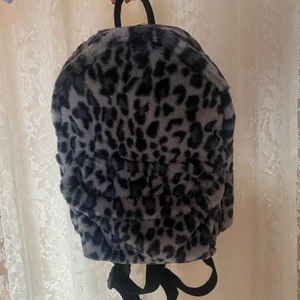 Söt liten ryggsäck från Brandy Melville - Söt liten ryggsäck från Brandy Melville, aldrig använd 🧚🏼