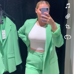 Zara suit M/L - Zara suit i grönt, byxor i L, kavaj i M. Bara provat 1 gång. Jättefin men kommer tyvärr inte i användning 💚 kostade över 1000kr, säljer båda delarna för 500kr som paketpris. Om ni endast vill köpa en del hör av dig! Fraktkostnad oklar då de väger lite mer 