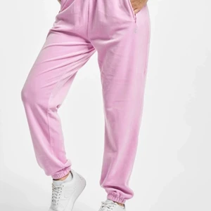 Juicy byxor - Säljer dessa rosa juicy byxor som endast är använda 2-3 ggr, dom är i storlek M men passar som S. Jag är 157 och dom är väldigt långa på mig. Skriv för fler bilder