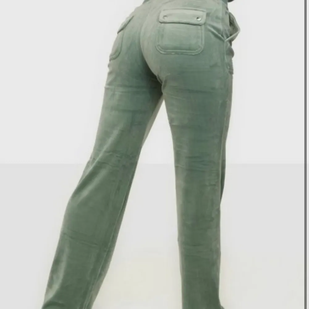 Säljer mina helt nya juciy couture byxor i färgen chinios green pga fick 2 i födelsedagspresent , är 169cm lång och dom passar mig perfekt i längden🤍endast budgivning. Jeans & Byxor.