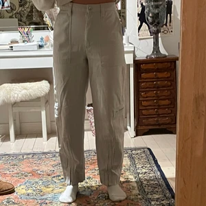 Cargo pants/jeans - Cargo byxor i jeans material i ljusgrått. Super tjockt material men fortfarande stretchiga! Använda aldrig❣️