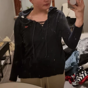 Hollister tröja med luva - En marinblå hollister tröja med luva i storlek xs. Kan mötas upp och kan levereras men köparen står för frakt! NYSKICK