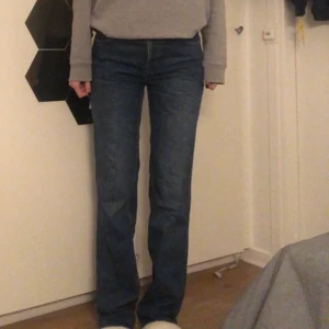 Mörkblå jeans - Snygga mörkblå jeans. Långa på mig som är ca 172/173. Midrise så sitter strax under naveln. Modellen på jeansen är ”timglas” så dom ger fina former. 