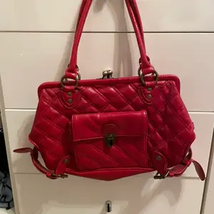 Röd väska med många coola detaljer. Köpt second hand, i mycket bra skick:))) köpare står för frakt❤️🤍