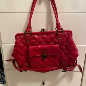 röd vintage väska - Röd väska med många coola detaljer. Köpt second hand, i mycket bra skick:))) köpare står för frakt❤️🤍